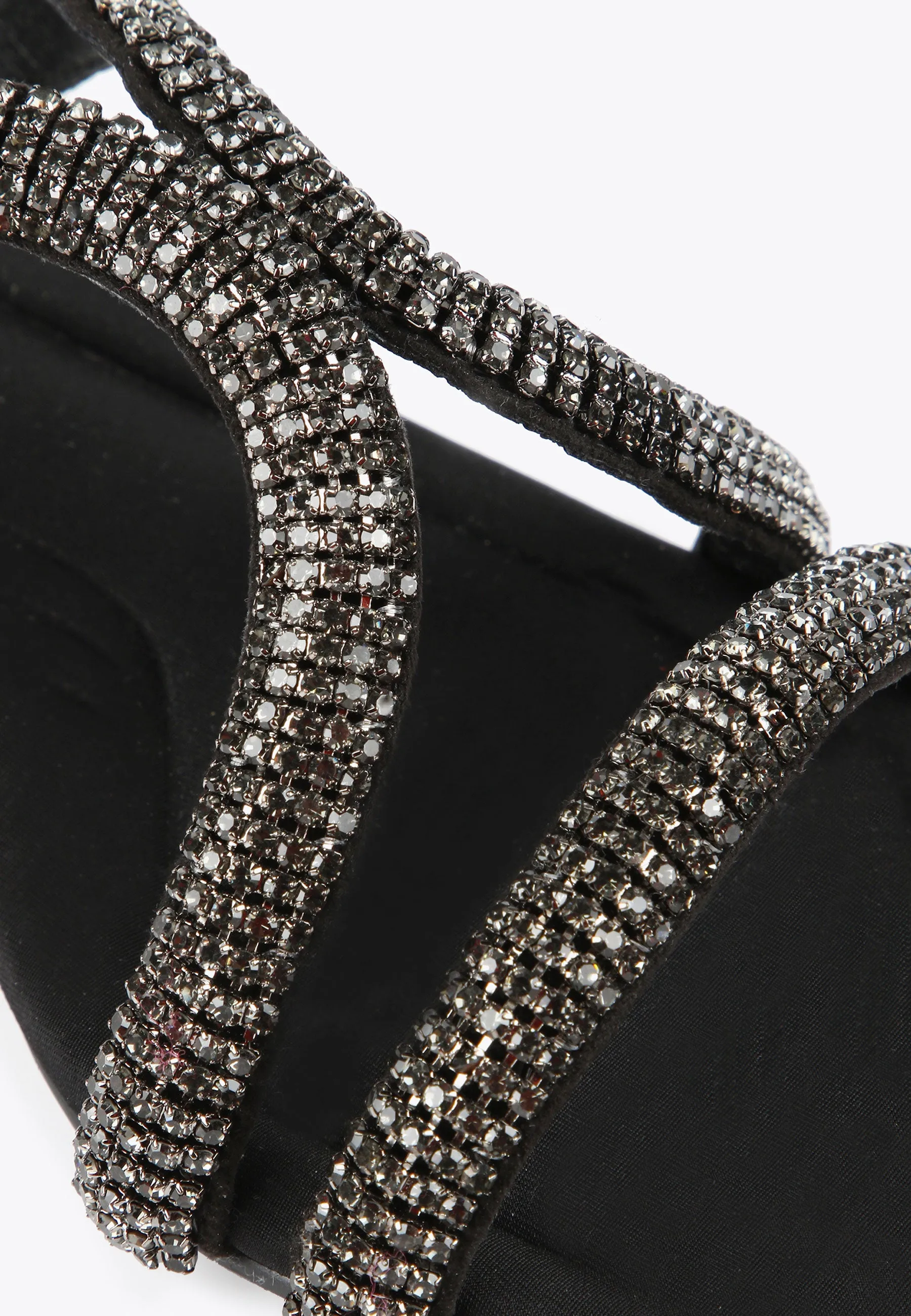 Flat sandals with rhinestones